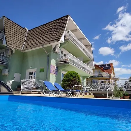 Green בית הארחה באלאטונפורד