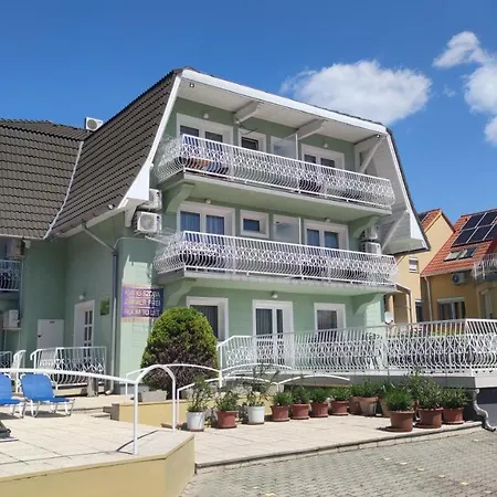 Green בית הארחה באלאטונפורד